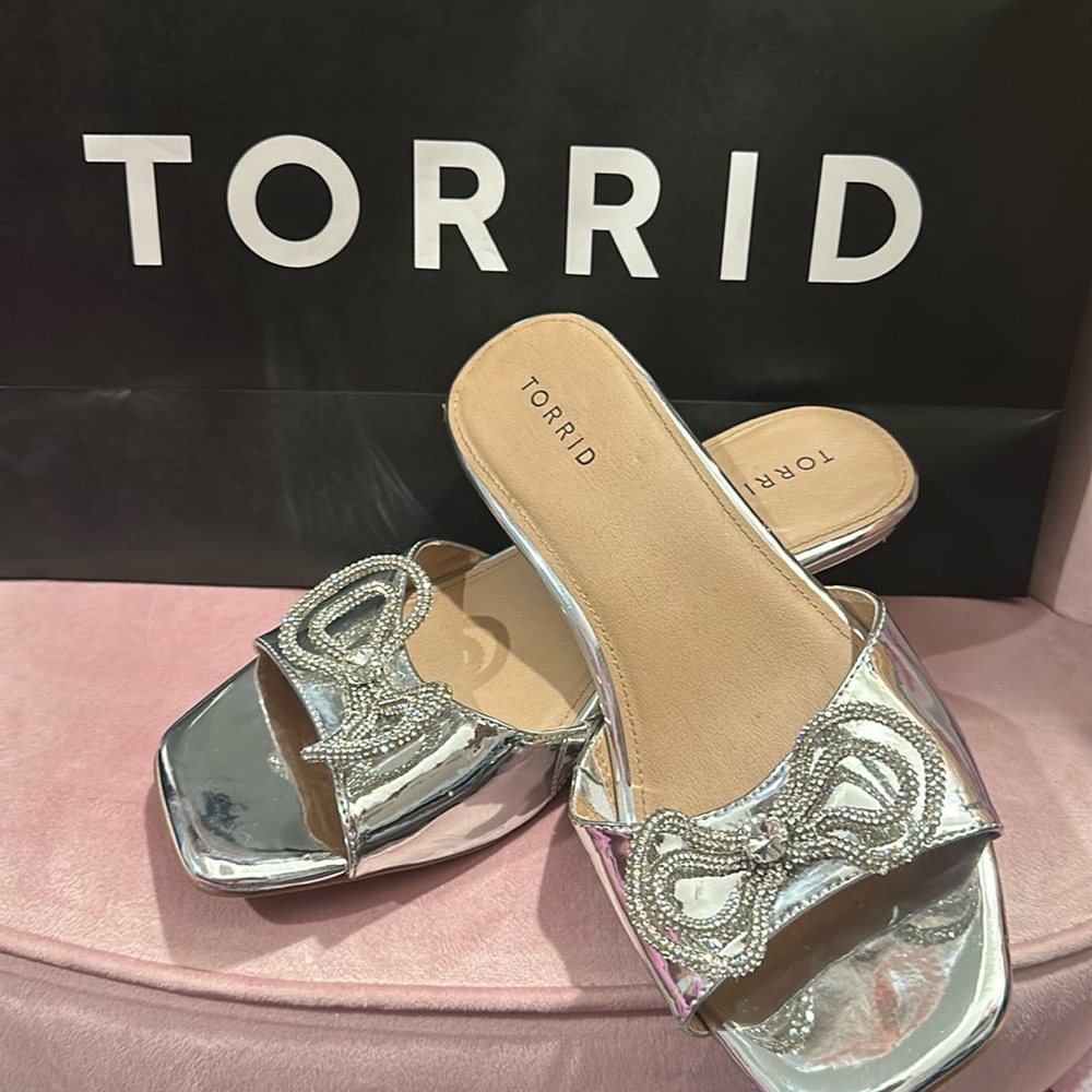 SILVER CINDERELLA HEELS📣📣📣